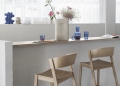 Cover-bar-stool-75-oak-raise-carafe-glass-dark-blue-ridge-h35-off-white-muuto-org_7.jpg
