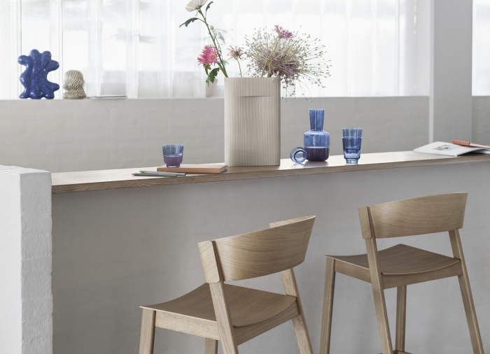 Cover-bar-stool-75-oak-raise-carafe-glass-dark-blue-ridge-h35-off-white-muuto-org_7.jpg