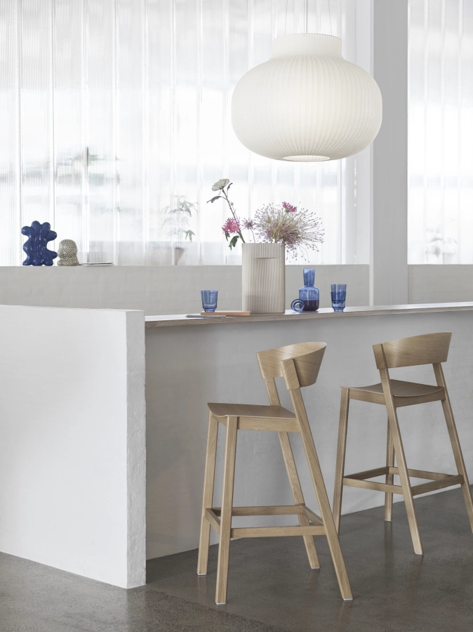 Cover-bar-stool-75-oak-raise-carafe-glass-dark-blue-ridge-h35-off-white-strand-O80-muuto-org_7.jpg