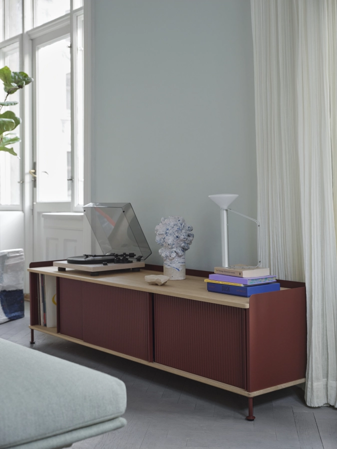 enfold-186x45-h48-oak-deep-red-piton-portable-lamp-alu-outline-daybed-ecriture-910-muuto-org_7.jpg