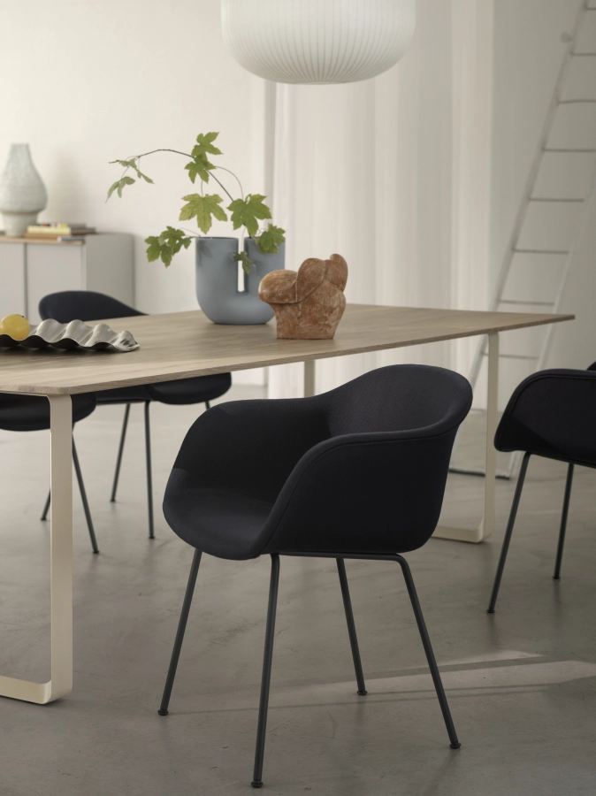 fiber-armchair-tube-anthracite-black-balder-792-70-70-oak-sand-255x108-strand-ø60-kink-wave-enfold-grey-muuto-org_7.jpg