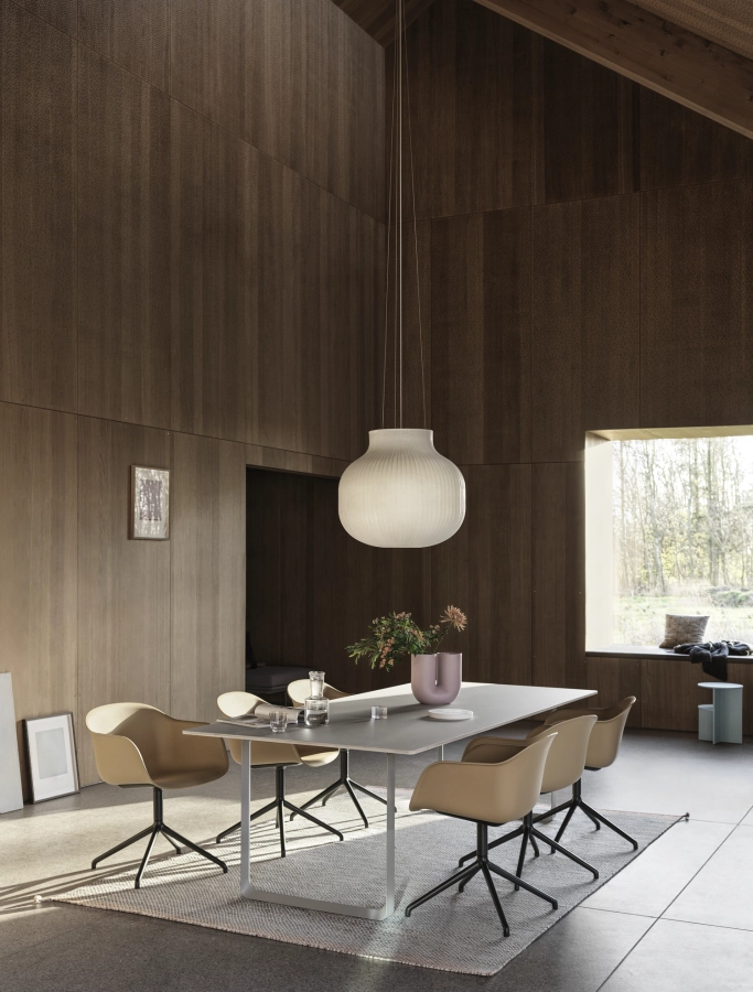 Fiber-armchair-swivel-ochre-black-70-70-grey-255x108-kink-dusty-lilac-strand-60-ply-rug-black-white-muuto-org_7.jpg