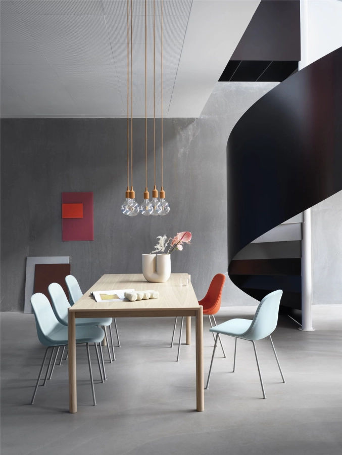 fiber-side-tube-forest-nap-912-552-grey-linear-wood-table-oak-e27-lamp-kink-vase-muuto-org_(150).jpg