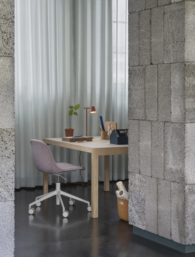 workshop-table-140-warm-grey-linoleum-fiber-side-chair-swivel-castors-gas-twill-weave-620-muuto-org_7.jpg