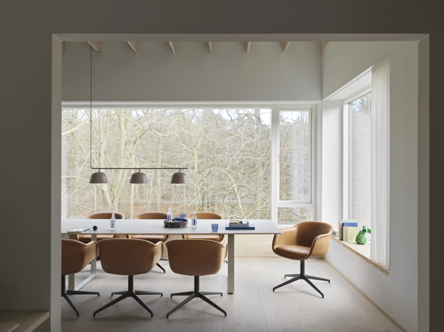 fiber-conference-armchair-swivel-refine-leather-cognac-70-70-grey-295-cm-ambit-rail-taupe-platform-tray-raise-wide-muuto-org_7.jpg