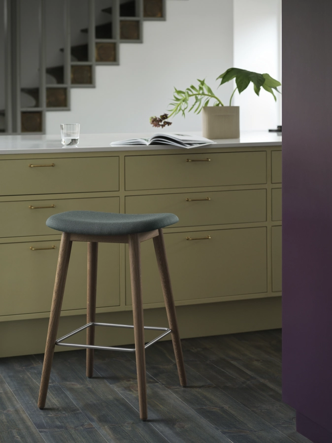 Fiber-bar-stool-H65-twill-weave-990-stained-dark-brown-ridge-vase-muuto-org_7.jpg