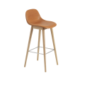 Fiber-barstool-w-back-75-woodbase-cognac-Refine-leather-oak-MUUTO-5000x5000_8.png