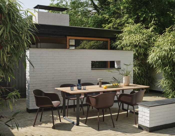 70-70-outdoor-sapele-mahogany-anthracite-black-fiber-outdoor-armchair-brown-red-mere-bowl-light-green-kink-raise-ease-muuto-org_7.jpg