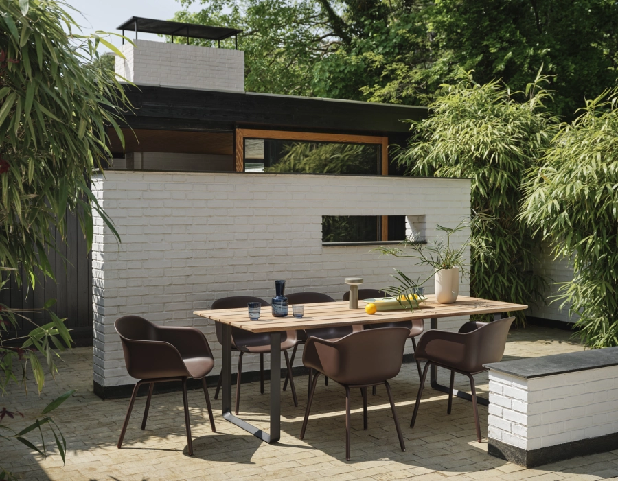 70-70-outdoor-sapele-mahogany-anthracite-black-fiber-outdoor-armchair-brown-red-mere-bowl-light-green-kink-raise-ease-muuto-org_7.jpg