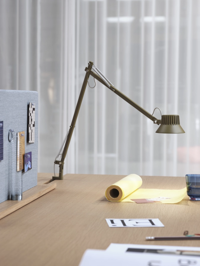 dedicate-L2-w-clamp-brown-green-linear-table-oak-screen-fiord-721-raise-dark-blue-muuto-org_7.jpg