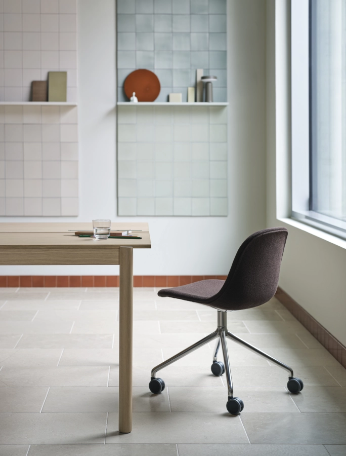 Linear-system-table-oak-110x240-fiber-side-chair-acca-381-ease-taupe-muuto-org_7.jpg