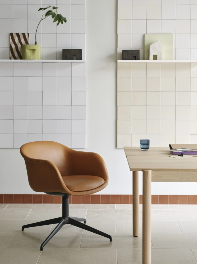 Fiber-conference-armchair-refine-leather-cognac-swivel-base-linear-system-table-oak-110-ridge-planter-15-moss-green-muuto-org_7.jpg