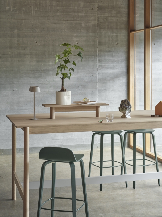 Linear-system-high-table-105-oak-tray-75-visu-bar-stool-75-dark-green-ridge-planter-15-off-white-linear-table-lamp-muuto-org_7.jpg