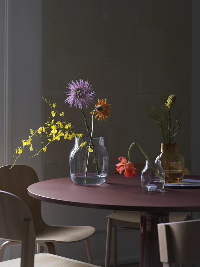 silent-vase-20-11-clear-15-burnt-orange-midst-table-120-dark-red-visu-workshop-cover-side-oak-muuto-org_7.jpg