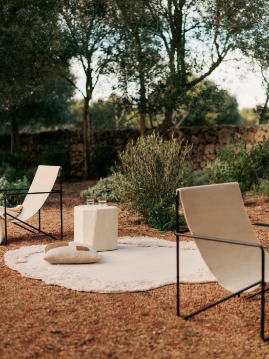 FermLiving_SS25_NorteOutdoorRug_Natural_1104270893_DesertLoungeChair_1104267050_OleoCushion_NaturalSugarKelp_1104270904_1104270908_StaffaStool_Ivory_1104267968.jpg