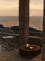 FermLiving_SS25_OtteFirePit_Rust_1104271068_VoyaFoldingChair_Cashmere_1104271174.jpg