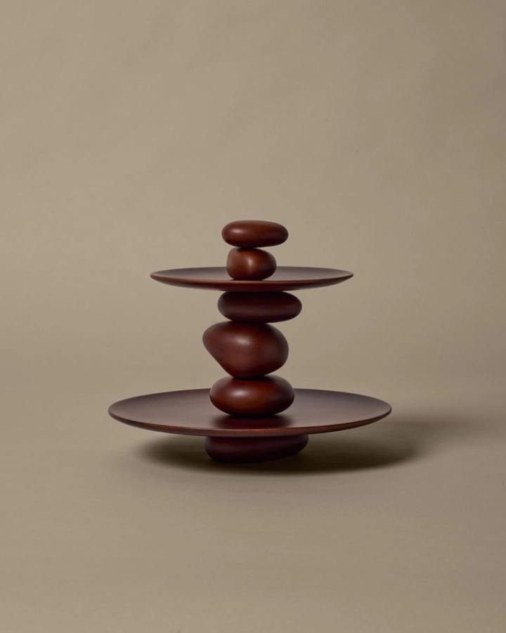 FermLiving_SS25_PackshotsWithBackground_PebbleDessertStand_DarkBrown_1104271008.jpg
