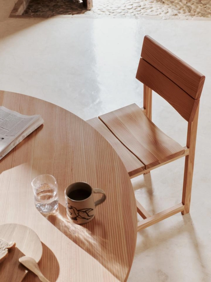 FermLiving_SS25_VistDiningChair_DouglasFir_1104271163_AukkoDiningTable_140_DouglasFir_1104271164_VueloMug_DarkBuff_1104270720.jpg