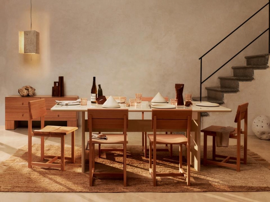 FermLiving_SS25_VistDiningChair_DouglasFir_1104271163_StudieRug_200x300_NaturalOff-white_1104270783__OestePendantLamp_1104271076_ErenaCloche_19_ErenaSidePlate_22_1104270805_.jpg