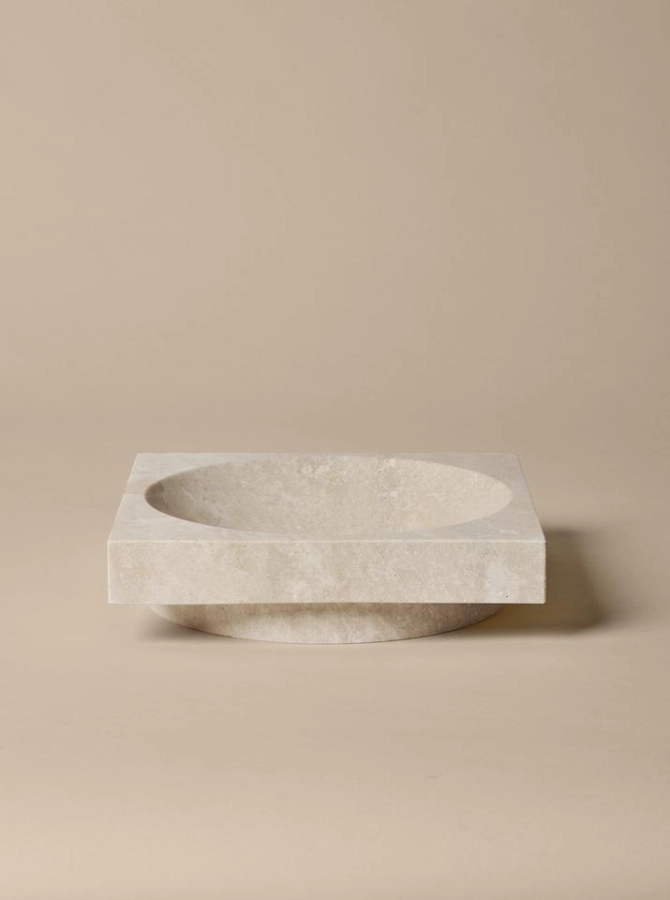 FermLiving_SS25_PackshotsWithBackground_HewLowCenterpiece_Travertine_1104271230.jpg