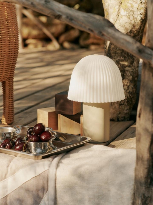 FermLiving_SS25_FrillPortableLamp_CashmereWhite_1104271028_ToroPlaySet_1104267927.jpg