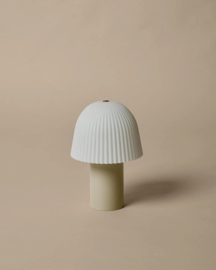 FermLiving_SS25_PackshotsWithBackground_FrillPortableLamp_CashmereWhite_1104271028.jpg