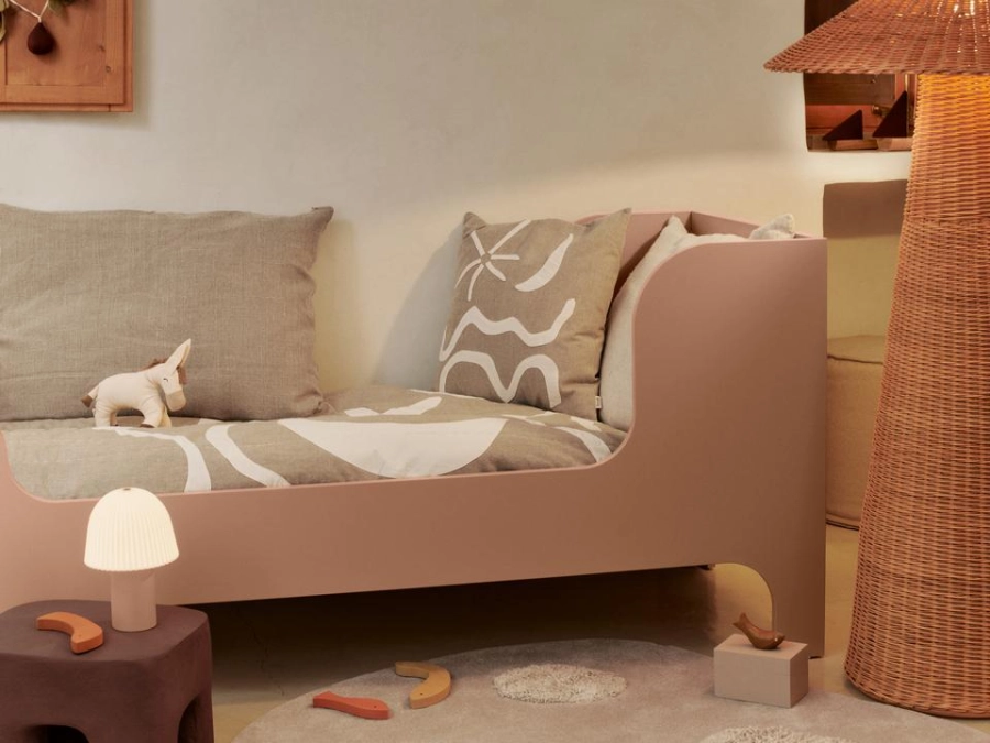 FermLiving_SS25_SillJuniorBed_Rose_1104270978_KoveAppliqueQuiltedBlanket_TanCashmere_1104270725_KoveAppliqueCushion_ElmGreen_1104270724_1104270868_FrillPortableLamp_CashmereWhite_11042710282.jpg