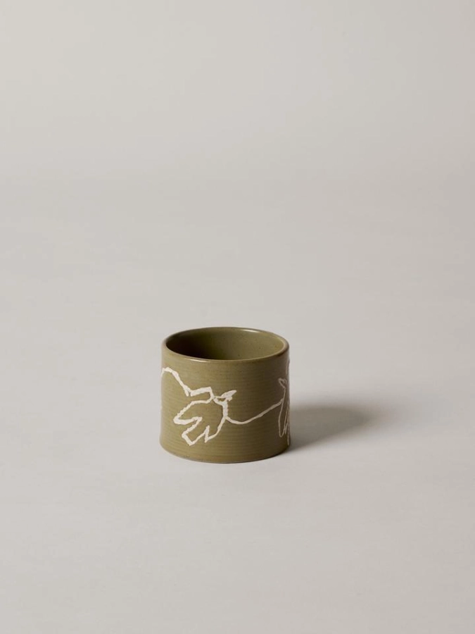 FermLiving_SS25_PackshotsWithBackground_VueloCup_ElmGreen_1104270718.jpg