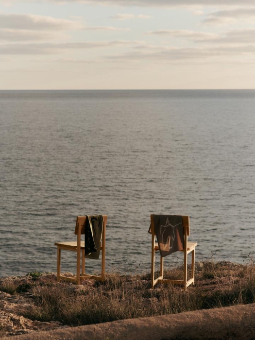 FermLiving_SS25_VistDiningChair_DouglasFir_1104271163_VueloTeaTowel_SugarKelpOffwhite_1104271082.jpg