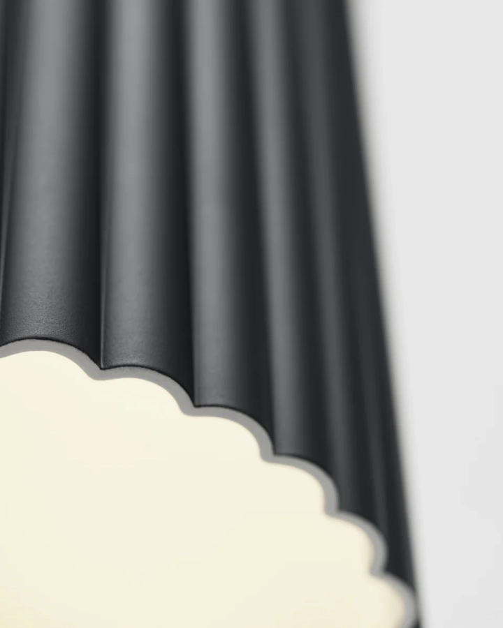Pholc_Donna_18_pendant_black_ink_961115_a2.webp