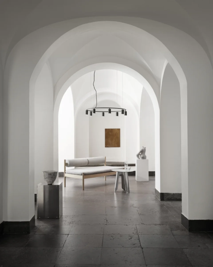 Donna_Circle_100_Interior_3.webp
