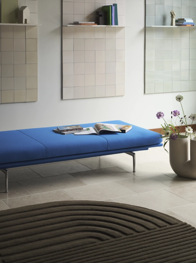 Outline-daybed-steelcut-3-742-polished-alu-relevo-rug-taupe-kink-vase-39-sand (2)-muuto-org_7.jpg