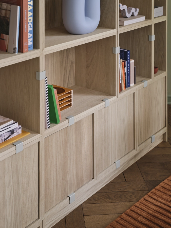 stacked-bookcase-1-oak-relevo-rug-burnt-orange-kink-vase-light-blue-muuto-org_7.jpg