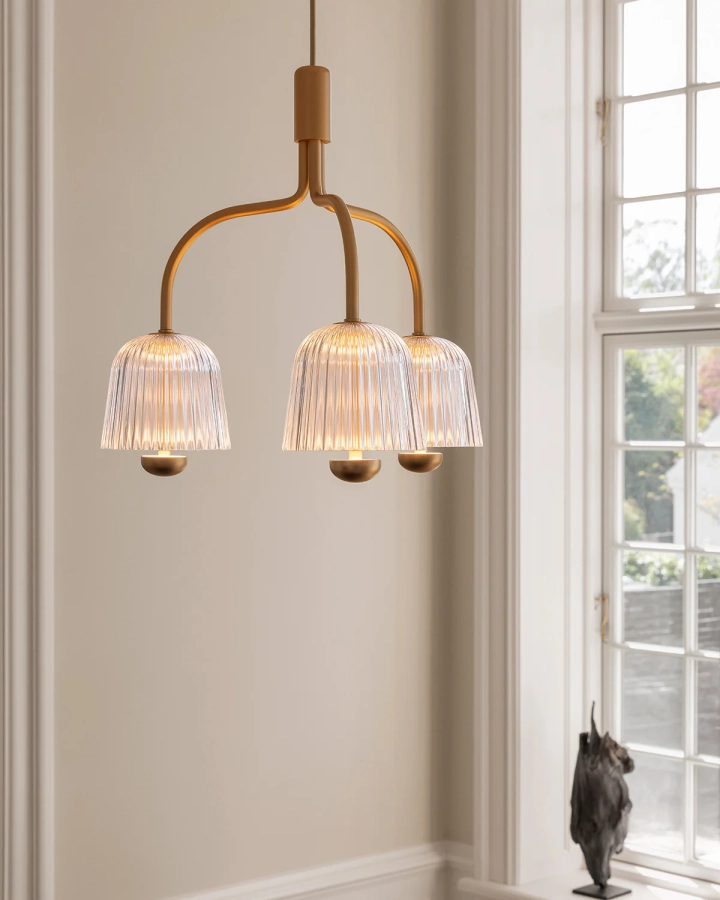 Nuura_Asteea_3_Satin_brass_-_rippled_clear_lifestyle_2.jpg.webp