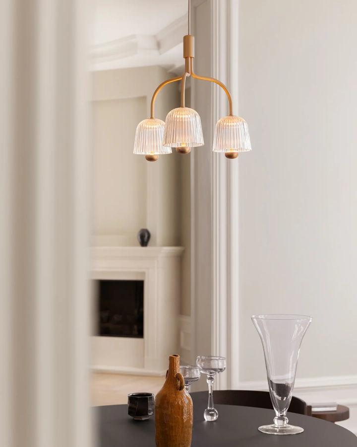 Nuura_Asteea_3_Satin_brass_-_rippled_clear_lifestyle_3.jpg.webp