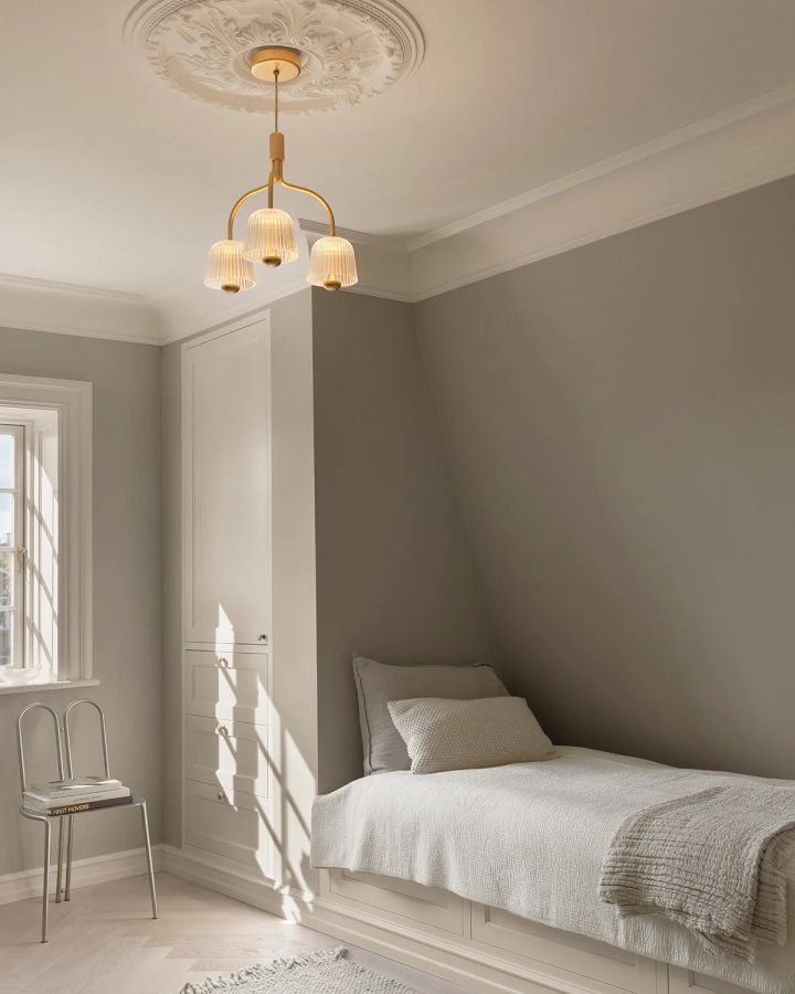 Nuura_Asteea_3_Satin_brass_-_rippled_clear_lifestyle_4.jpg.webp