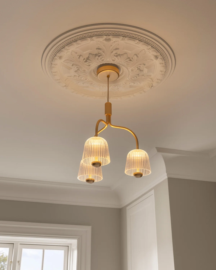 Nuura_Asteea_3_Satin_brass_-_rippled_clear_lifestyle_5.jpg.webp