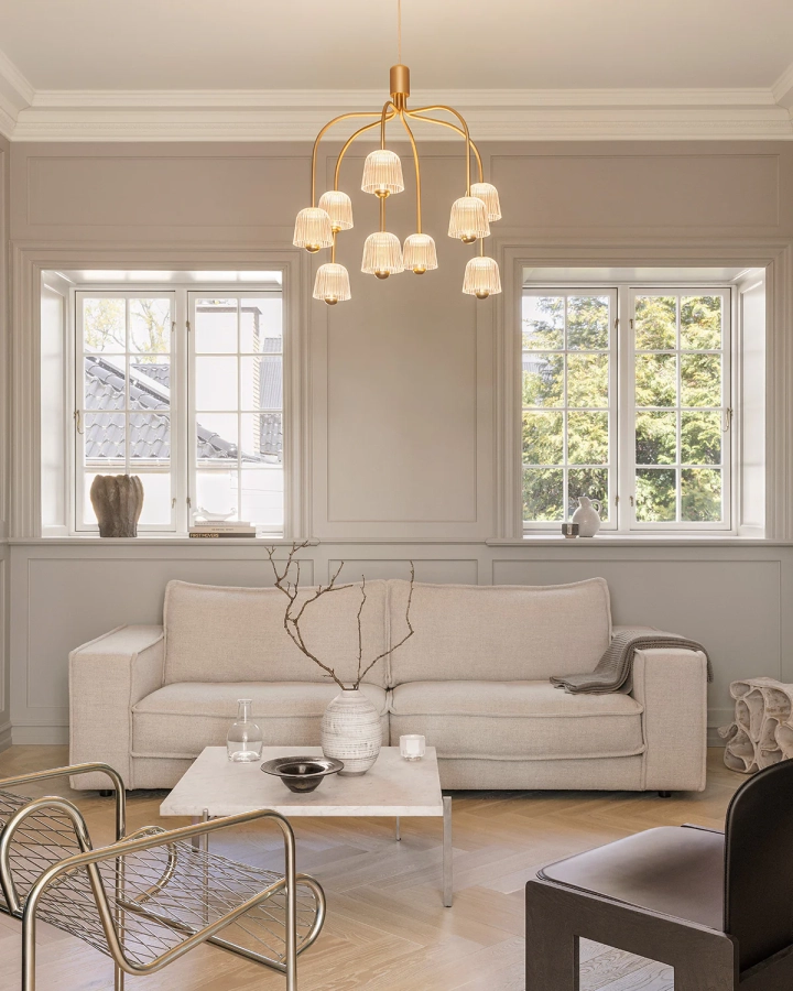 Nuura_Asteea_9_Satin_brass_-_rippled_clear_lifestyle_1.jpg.webp