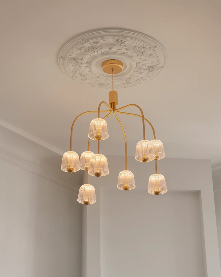 Nuura_Asteea_9_Satin_brass_-_rippled_clear_lifestyle_4.jpg.webp
