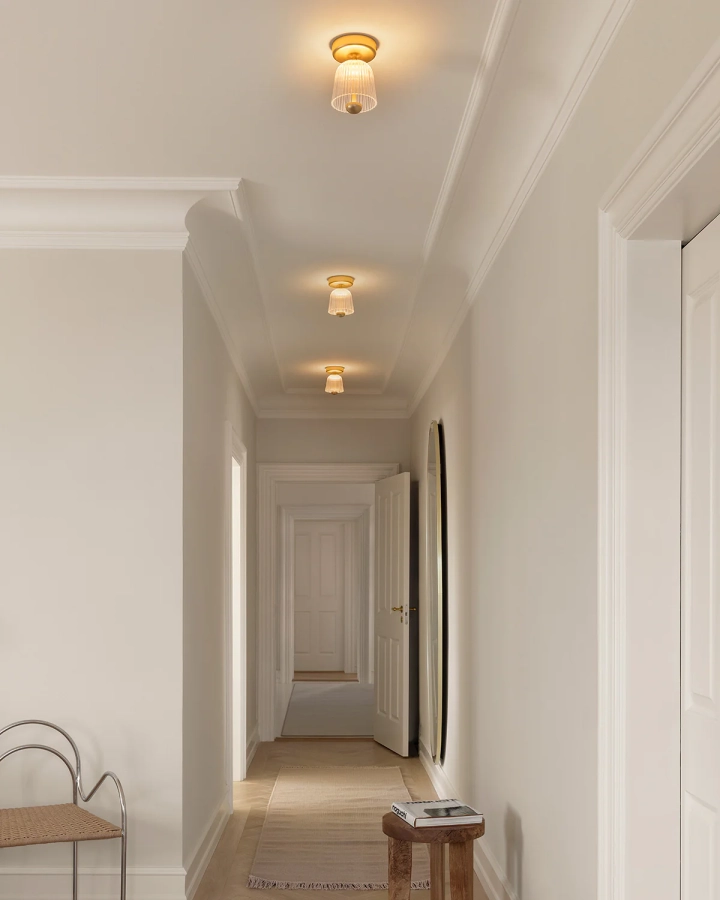 Nuura_Asteea_Ceiling_Satin_brass_-_rippled_clear_lifestyle.jpg.webp
