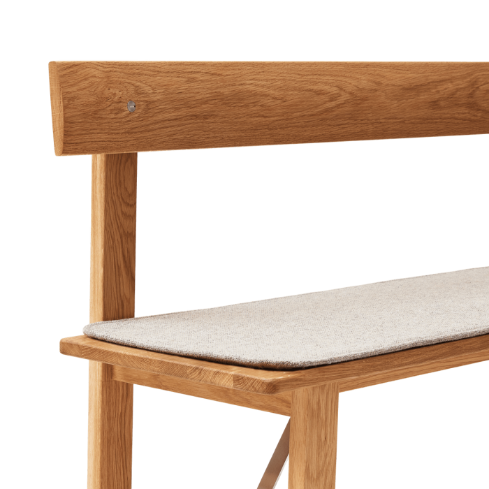 Form and Refine_Position_Cushion_Hallingdal_Detail-side.png