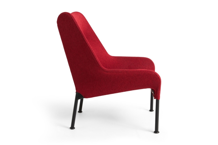 AF351-F484-AU31-03AE_O2 Lounge Chair w. seat cushion soft red_black powder coated steel base 01.jpg