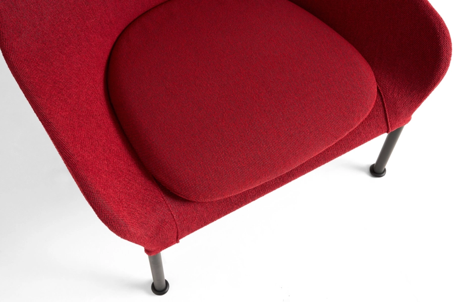AF351-F484-AU31-03AE_O2 Lounge Chair w. seat cushion soft red_black powder coated steel base_detail.jpg