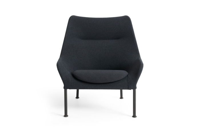 AF351-F482-AU31-03AD_O2 Lounge Chair w. seat cushion soft black_black powder coated steel base 02.jpg