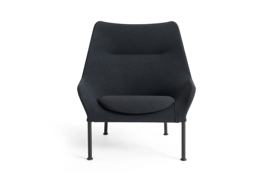 AF351-F482-AU31-03AD_O2 Lounge Chair w. seat cushion soft black_black powder coated steel base 02.jpg