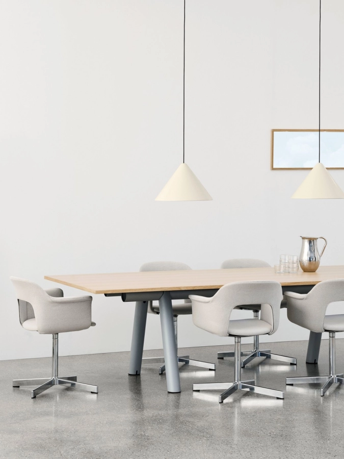 Layout Armchair 234 polished alu swivel base uph Autumn 0101_Compass Pendant 260 oyster white_Boa Table.jpg