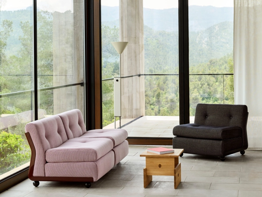 Amanta 2 Seater Yuma 1851 burgundy red shell_Amanta 1 Seater Yuma 1010 anthracite shell_Wood Box Coffee Table oak.jpg