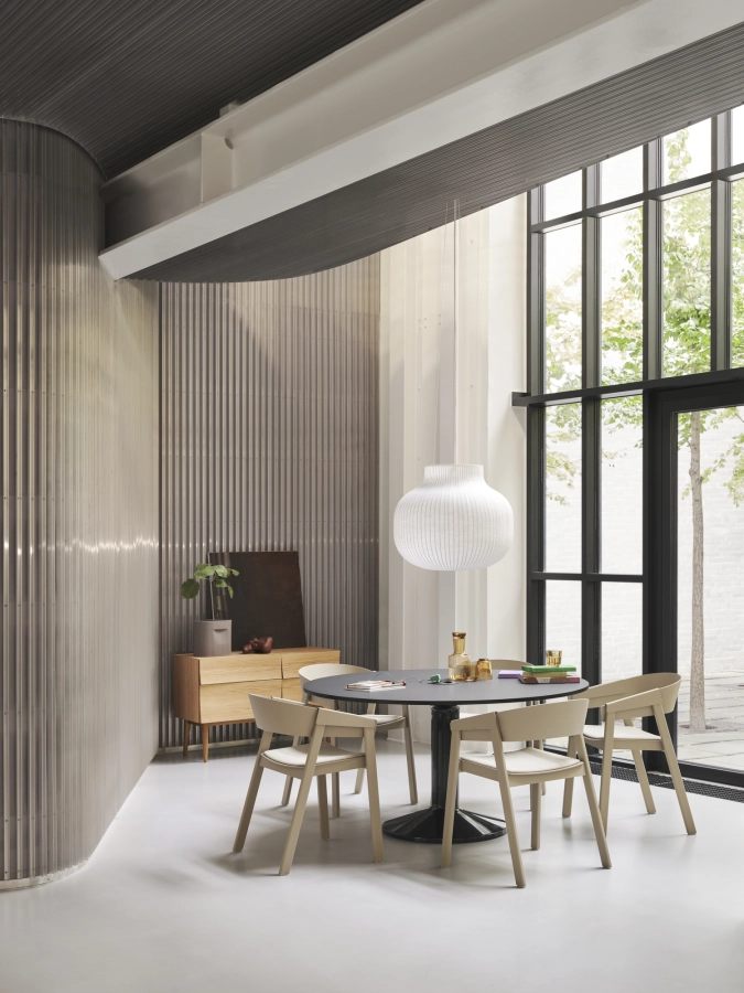 cover-arm-dark-beige-ecriture-910-midst-table-power-black-strand-pendant-reflect-sideboard-oak-ridge-planter-org_7.jpg