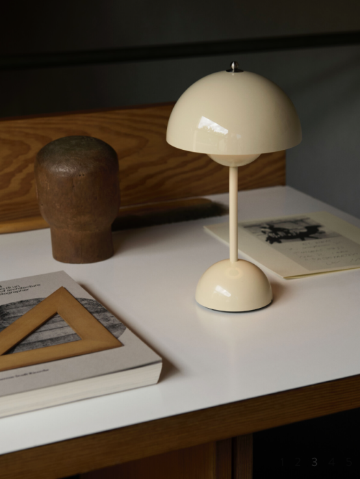 Flowerpot VP9 lampa przenośna Ivory