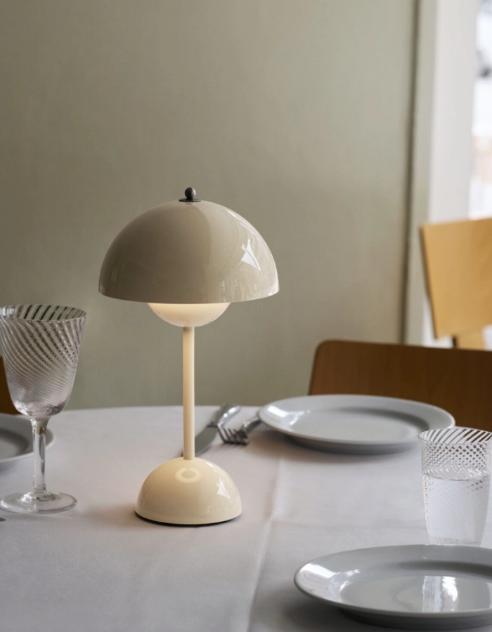 Flowerpot VP9 lampa przenośna Ivory